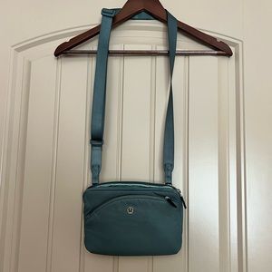 Lululemon Curved Lines Crossbody Bag in Tidewater Teal - o/s